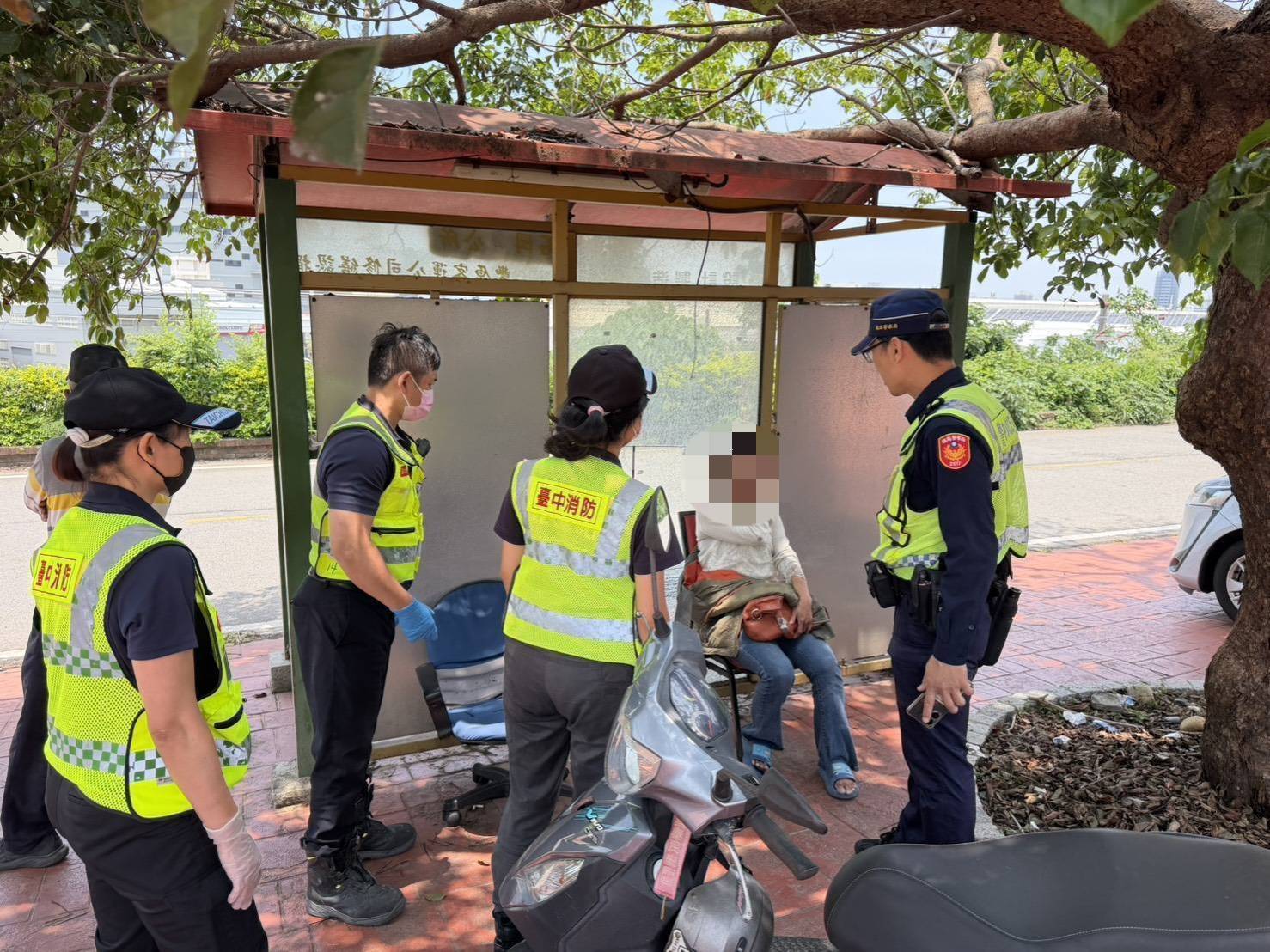 女子坐臥鐵道「疑輕生」　鐵警即刻救援成功挽回一命