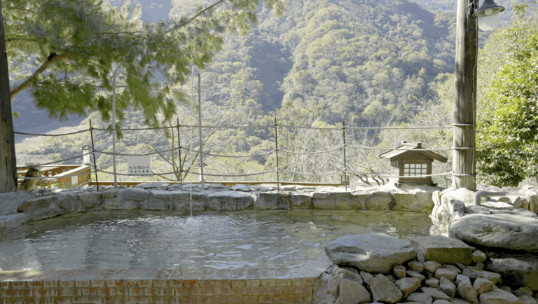 南投東埔溫泉以頂級的純淨碳酸氫鈉泉與高海拔壯闊景致，為湯客提供物超所值的國際級山林泡湯體驗。(圖／花東縱谷管理處提供）