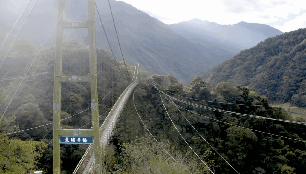 漫步在壯觀的東埔吊橋，將陳有蘭溪谷與溫泉聚落盡收眼底。(圖／花東縱谷管理處提供)