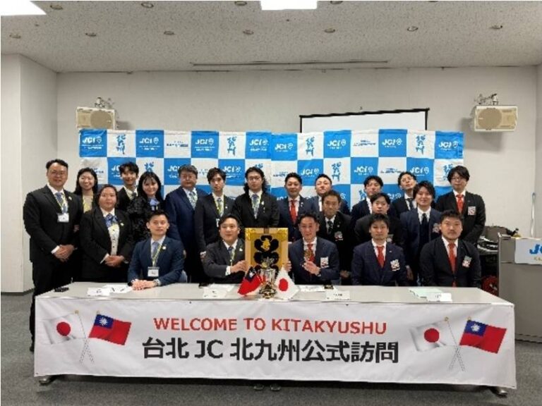台北市國際青年商會赴日本北九州進行公式訪問，於小倉市政府會議室舉行姐妹會議。（圖／胡襗洋提供）