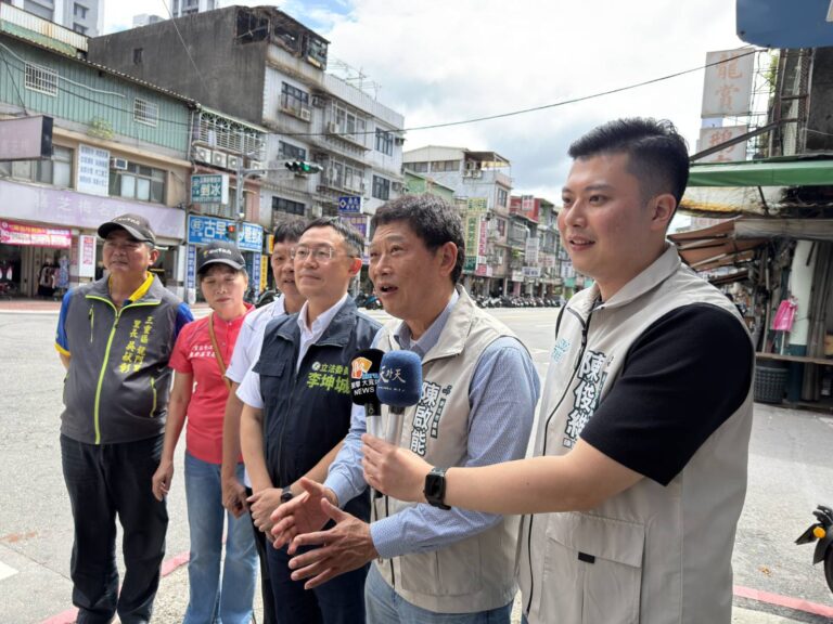 立法委員 李坤城 與新北市議員 陳啟能現場勘察。(圖／記者李健興 翻攝）
