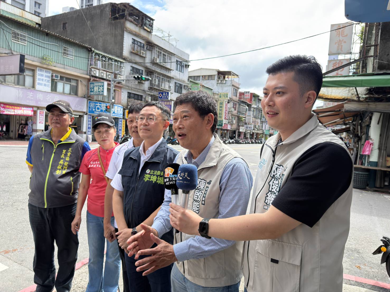 立法委員 李坤城 與新北市議員 陳啟能現場勘察。(圖／記者李健興 翻攝）