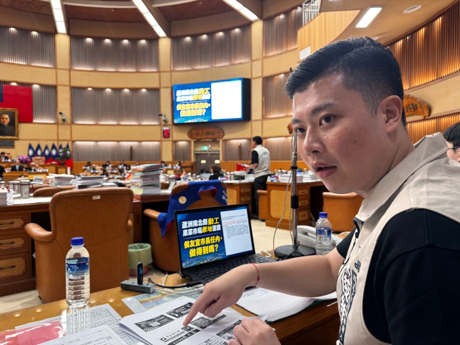 市議員參選人陳俊維於議會現場。(圖/記者李健興 翻攝)