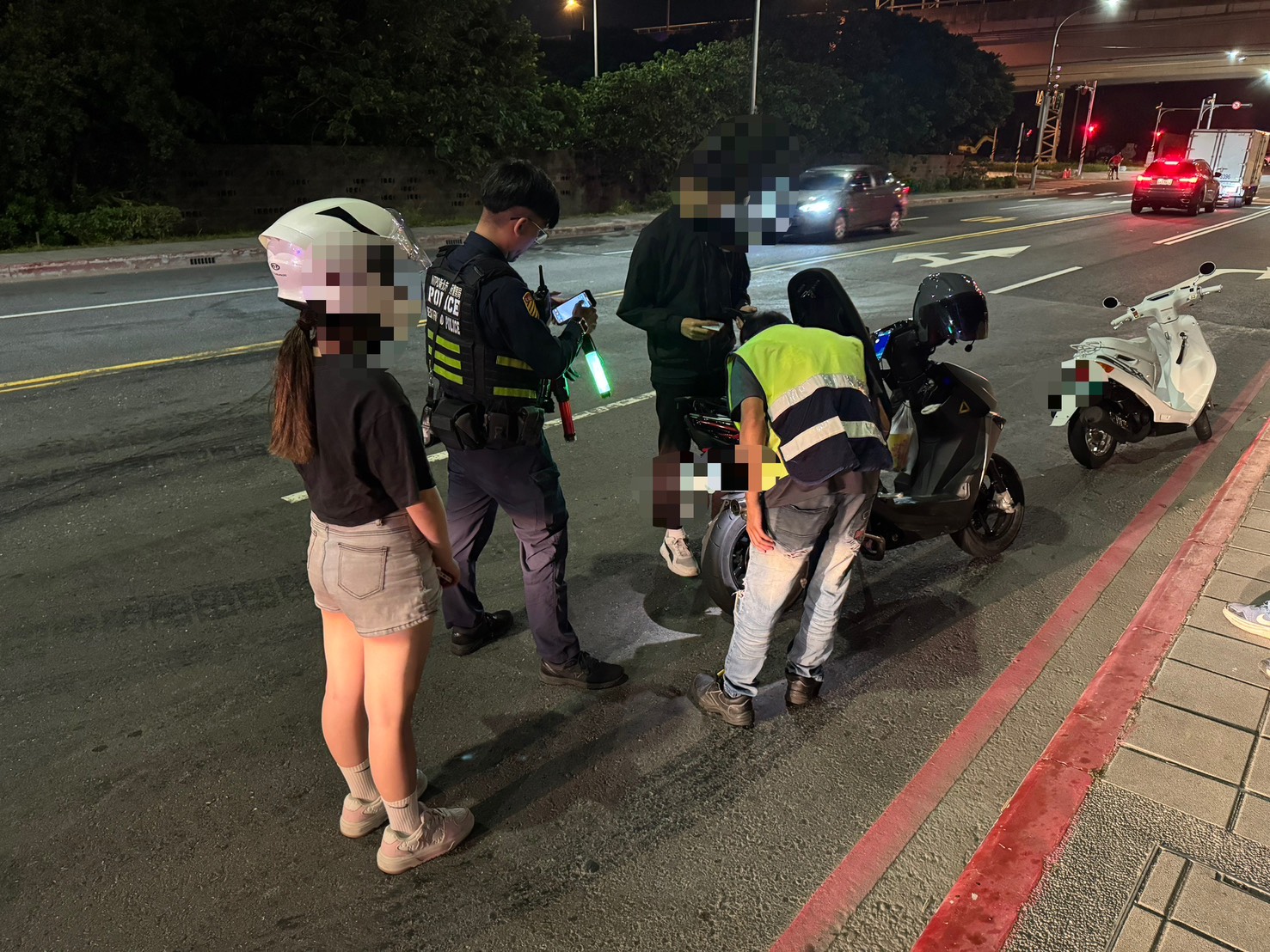 警方加強取締違規改裝車輛。(圖/記者李健興 翻攝)