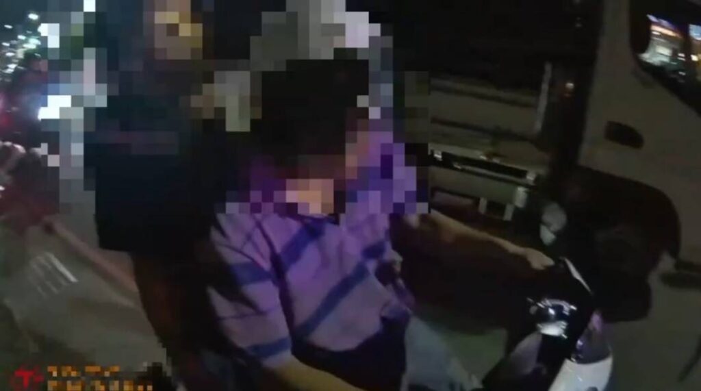 警方發現駕駛騎乘普通重型機車時精神恍惚 行車左右搖晃 遂依法將其攔停盤查。(圖／記者李健興 翻攝）