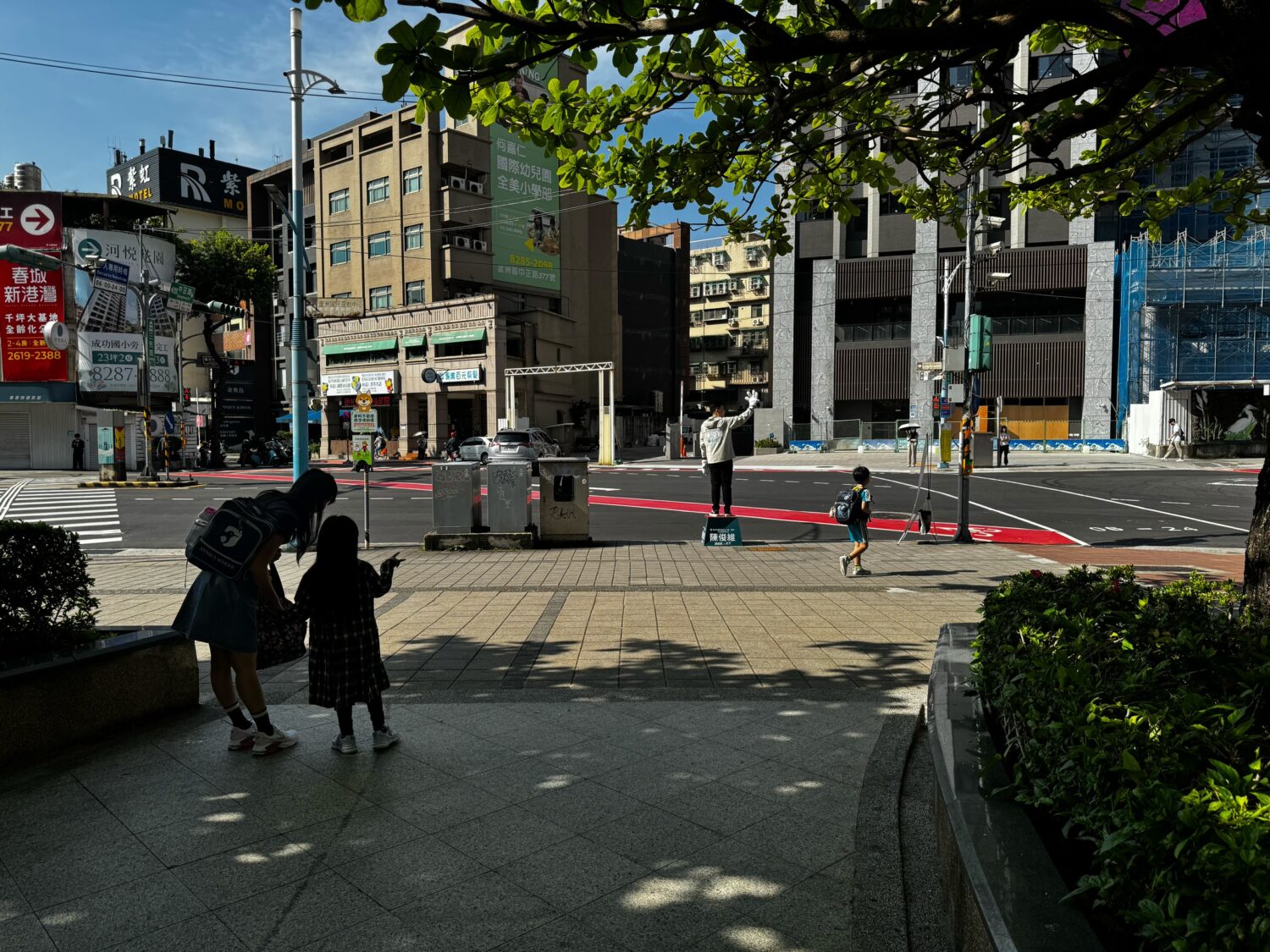 陳俊維站路口滿101天 遇，母子機會教育深受感動。(圖／記者李健興 翻攝）