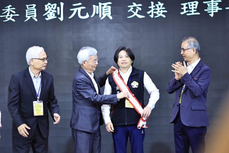 北區警友會主辦權傳承肩帶由署張榮興親授予桃園市警察之友會理事長吳嘉隆，象徵警民合作薪火相傳。（圖／記者 趙靜姸翻攝）