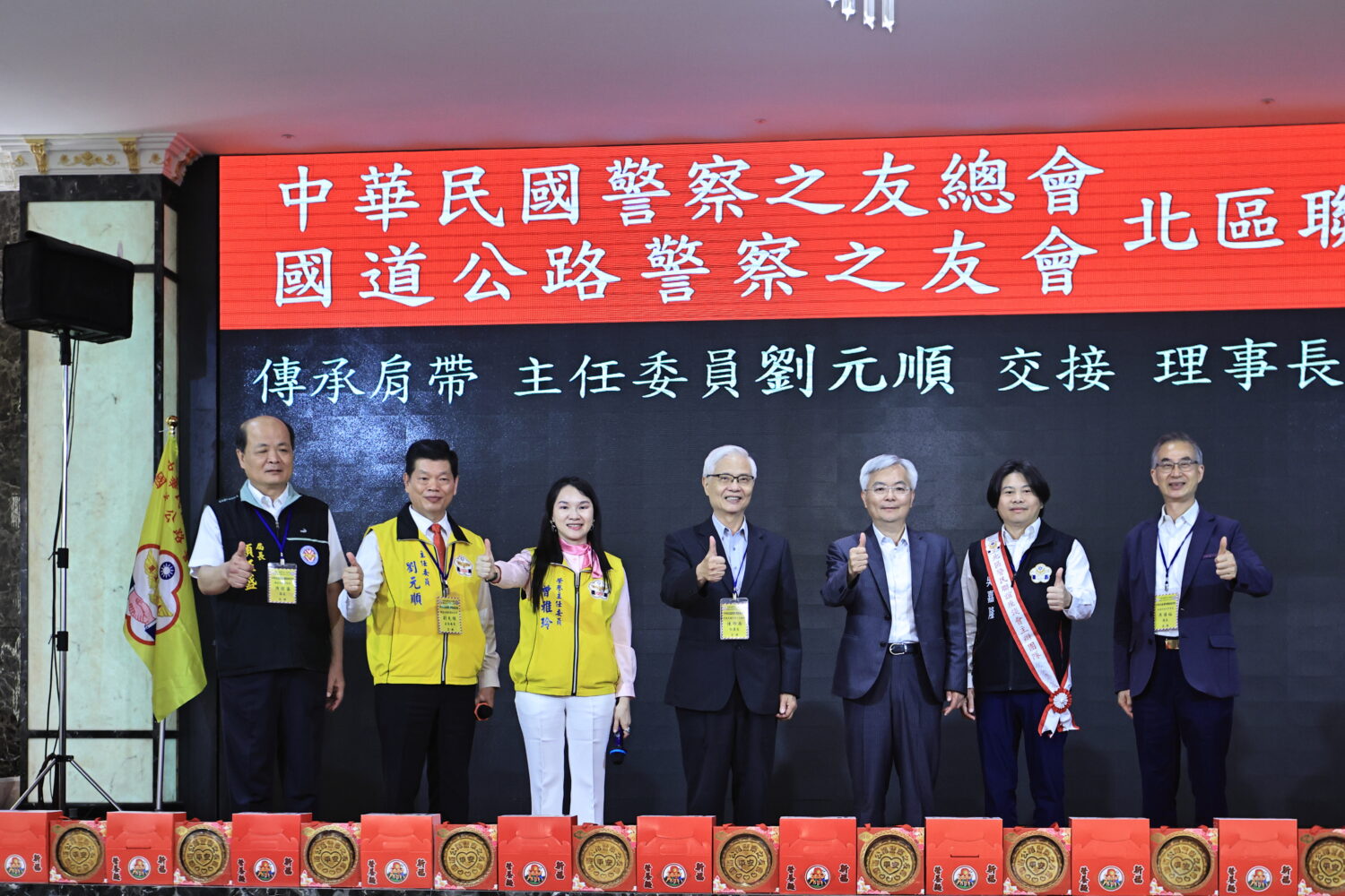 國道警友會主委劉元順(左二)將主辦權交接予吳嘉隆(右二)。(圖/記者 趙靜姸翻攝)