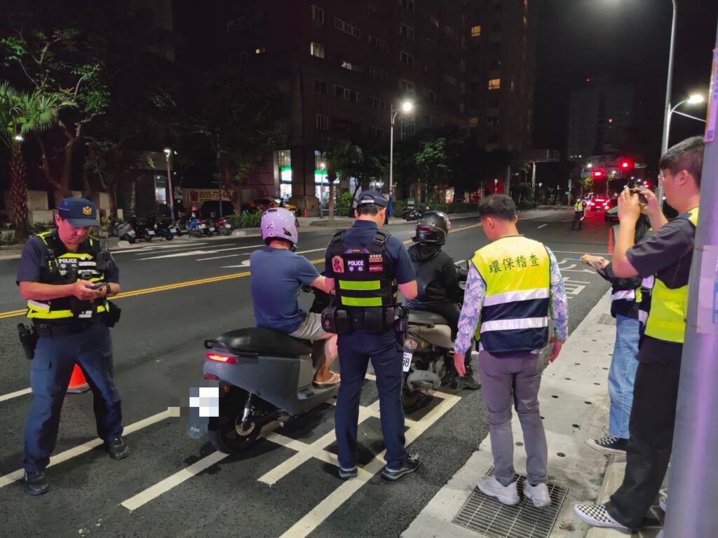新北環警聯合深夜出擊！(圖／記者李健興 翻攝）