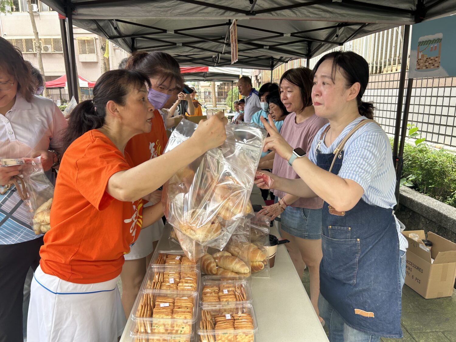 寶山里長黃寬量表示捐血活動通常較單調，結合園遊會能讓里民等待之餘也感受到樂趣。 （記者陳世軒攝） 