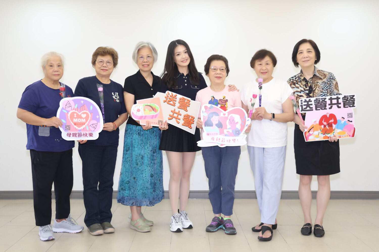 紅心字會秘書長李顯文、公益大使蜜雪與長輩一起同框感謝永齡基金會「永飽安康」營養餐食計畫，讓弱勢長者健康營養加分。(圖/紅心字會 提供)