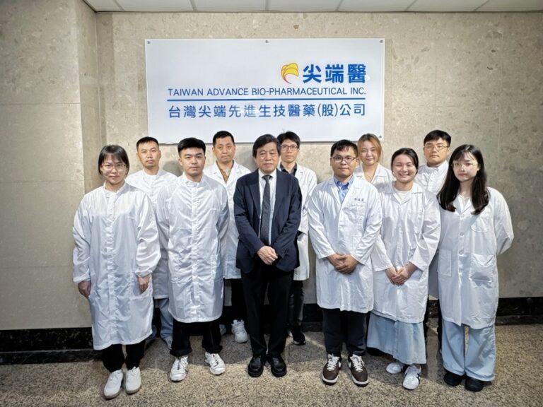 尖端醫投入龍葵鹼相關快篩技術研究，評估食品安全檢測與風險管理應用方向，尖端醫董事長蘇文龍（左三）與團隊合影。（圖／尖端醫提供）
