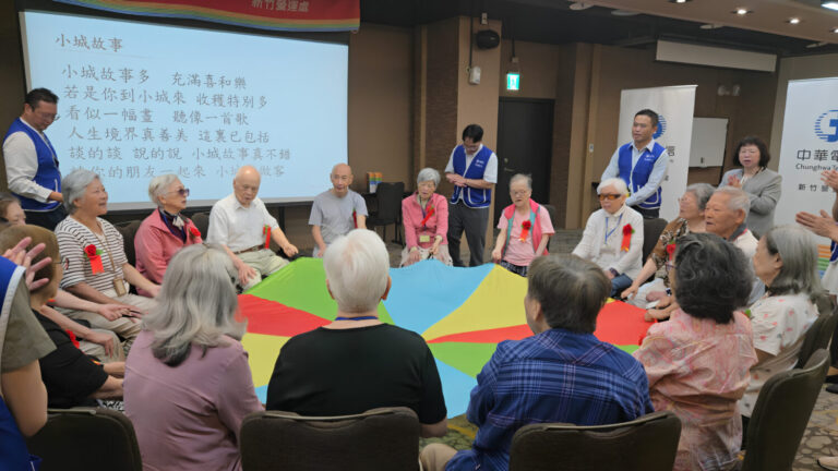 長輩揮舞彩虹傘,展現音樂療癒活力與笑容。(圖/一里雲村 提供)
