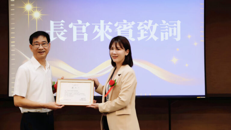 一里雲村執行長(右)致贈感謝狀,感謝中華電信公益投入。(圖/一里雲村 提供)