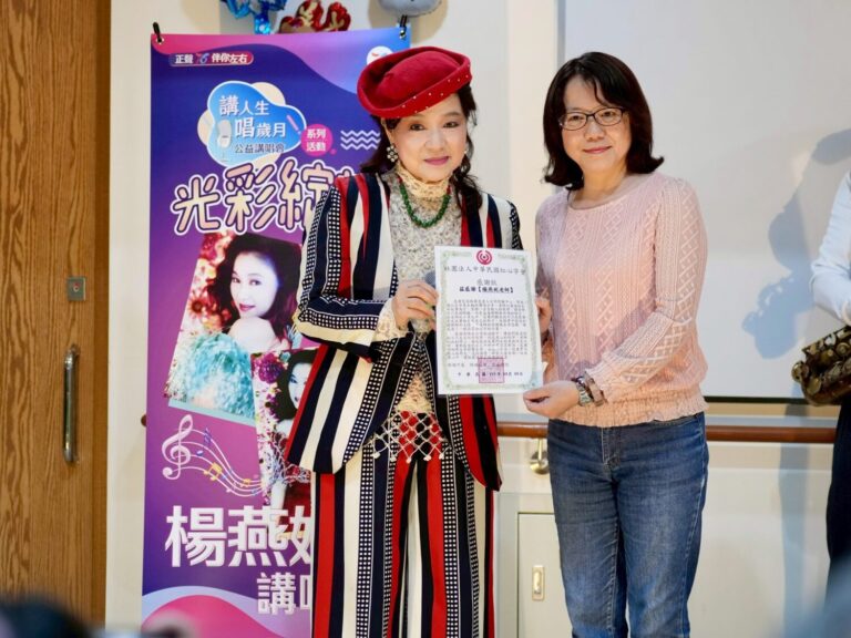 紅心字會副秘書長許雅青頒贈感謝狀感謝資深藝人楊燕妮愛心義演關懷長者。(圖/紅心字會 提供)