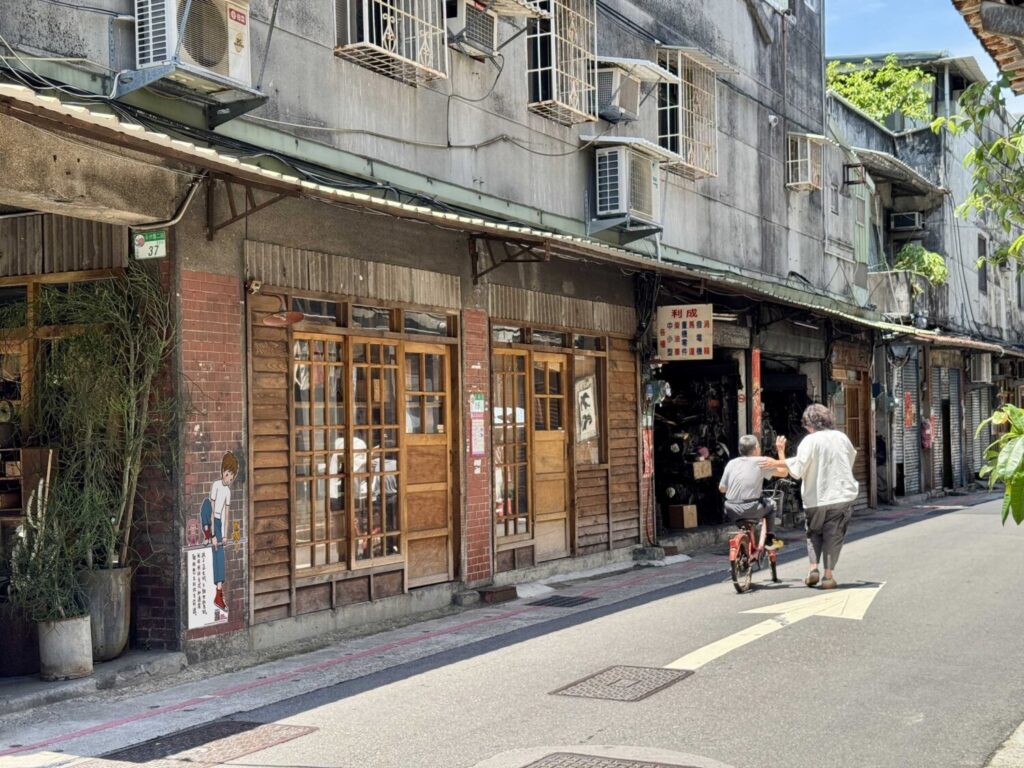 赤峰商圈內店家設置不同造型的凱西插畫，讓大家走進巷弄尋找凱西身影。(圖/赤峰商圈 提供)
