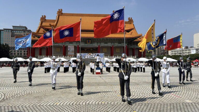 國防部舉辦「第九屆全國高級中等學校儀隊決賽暨國軍社團成果發表」開場由三軍儀隊暨示範樂隊帶來氣勢磅礡的聯合操演。(圖/司徒 攝）