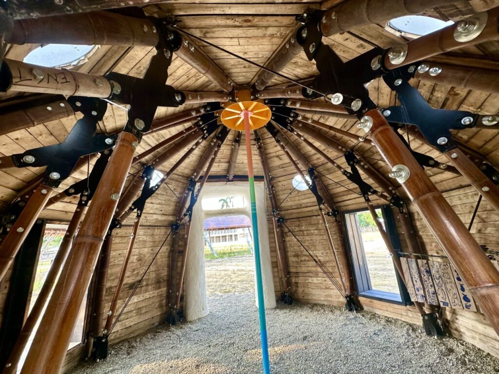 糖廠保留遺構元素與林木，規劃為城市森林公園，融合竹構藝術推動竹創產業。(圖／農業部林業及自然保育署 提供)