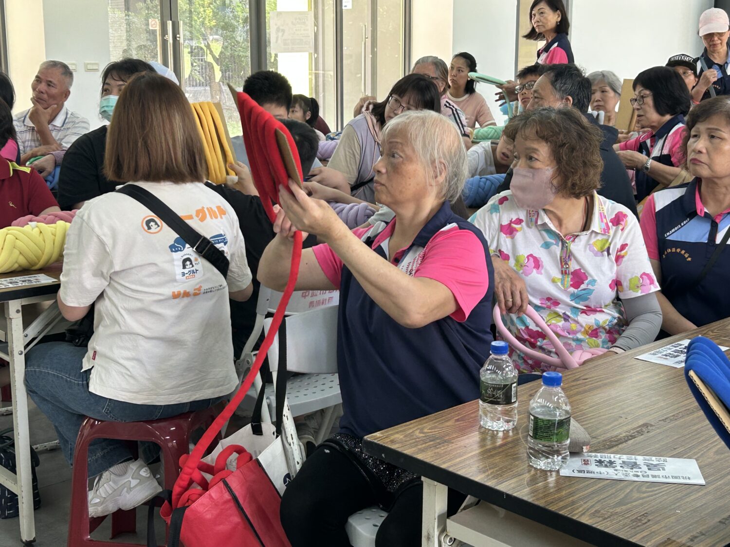 這次活動的手作主題「甜甜圈抱枕」難度適中，讓各年齡層都能夠挑戰，也能得到不同的樂趣。 （記者陳世軒攝）