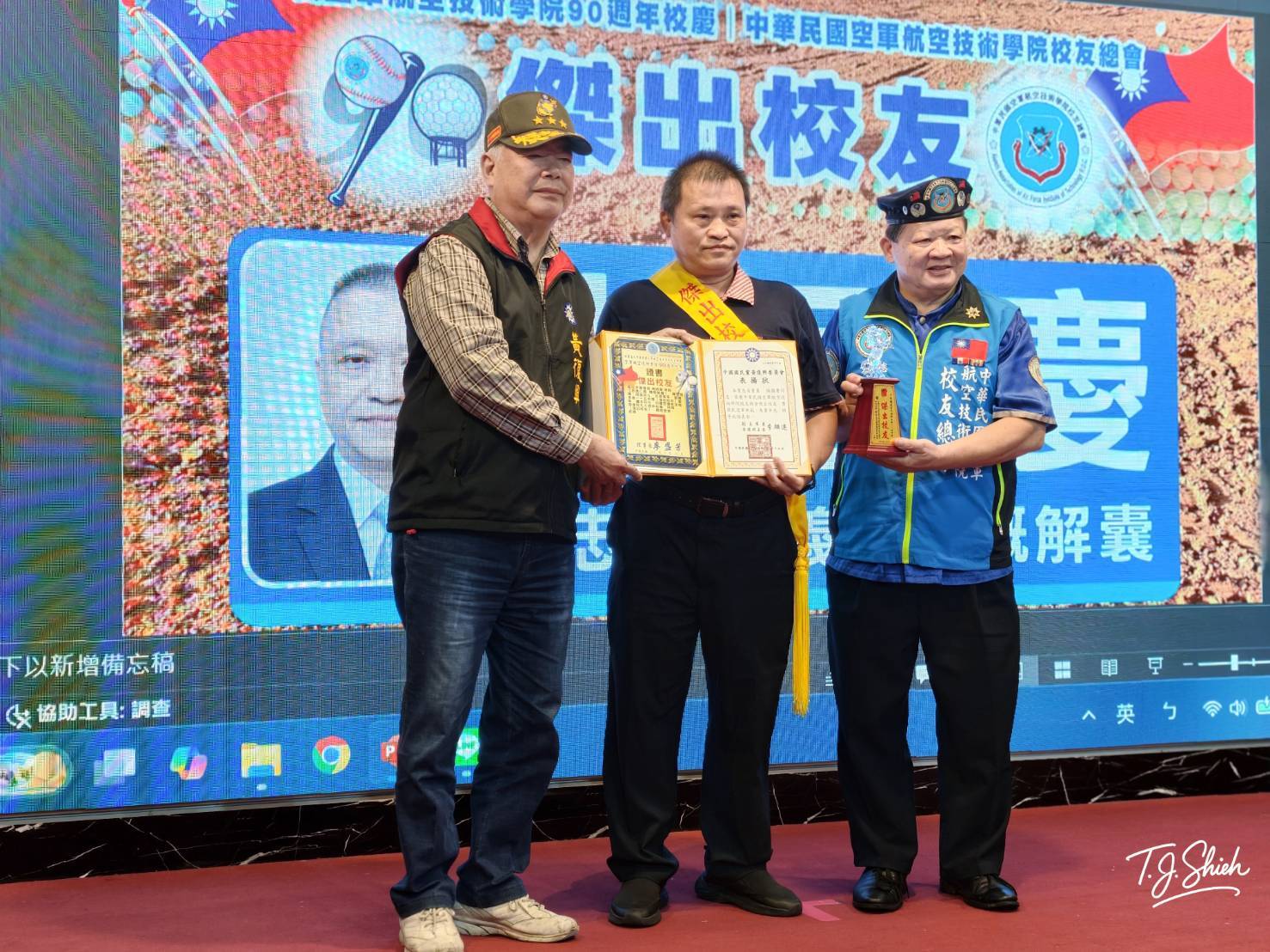 國民黨副主席季麟連上將，表揚11位傑出校友、一星啟航、二星直航授勳典禮。(圖/空軍航空技術學院校友總會 提供)