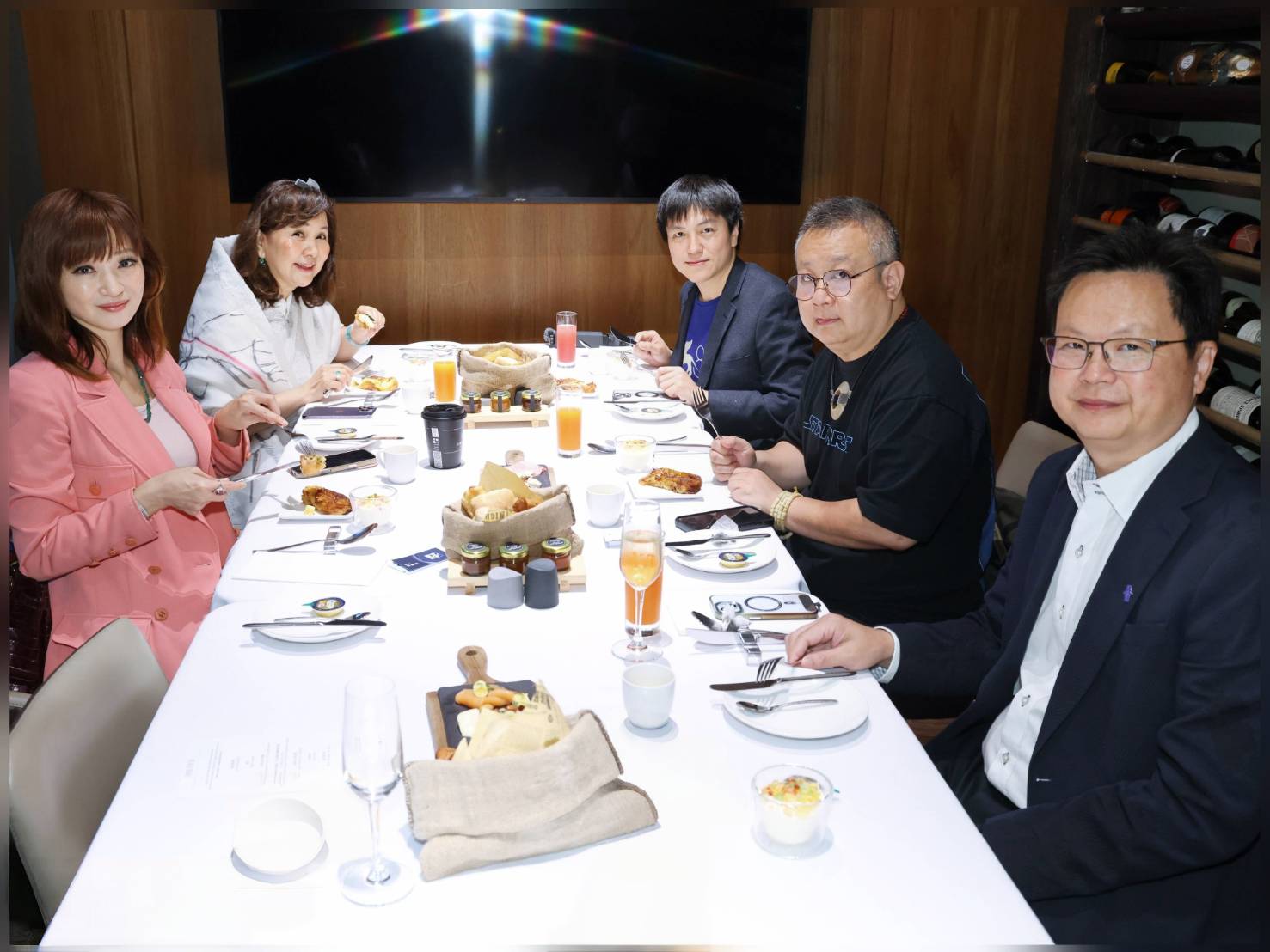 眾人於慕舍酒店米其林二星餐廳渥達尼斯磨坊 Molino de Urdániz舉行「白雲之下・影像之上」拜師盛會。(圖/主辦單位 提供)