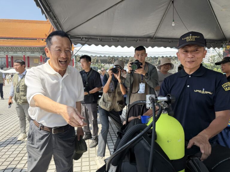 國防部長顧立雄出席「第九屆全國高級中等學校儀隊決賽暨國軍社團成果發表」活動，參觀陳展攤位。(圖/司徒 攝）