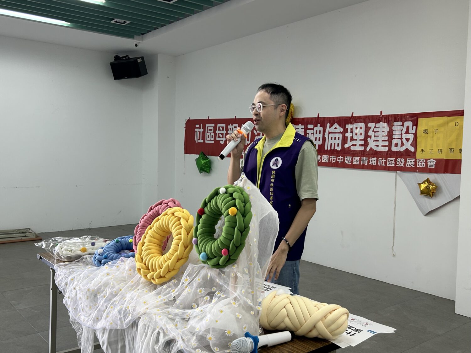 除了舉辦手作活動，社區發展協會也邀請講師張光偉進行家庭暴力防範的宣導，讓民眾在開心手作之餘，也能提高對家庭暴力的防範意識。（記者陳世軒攝）