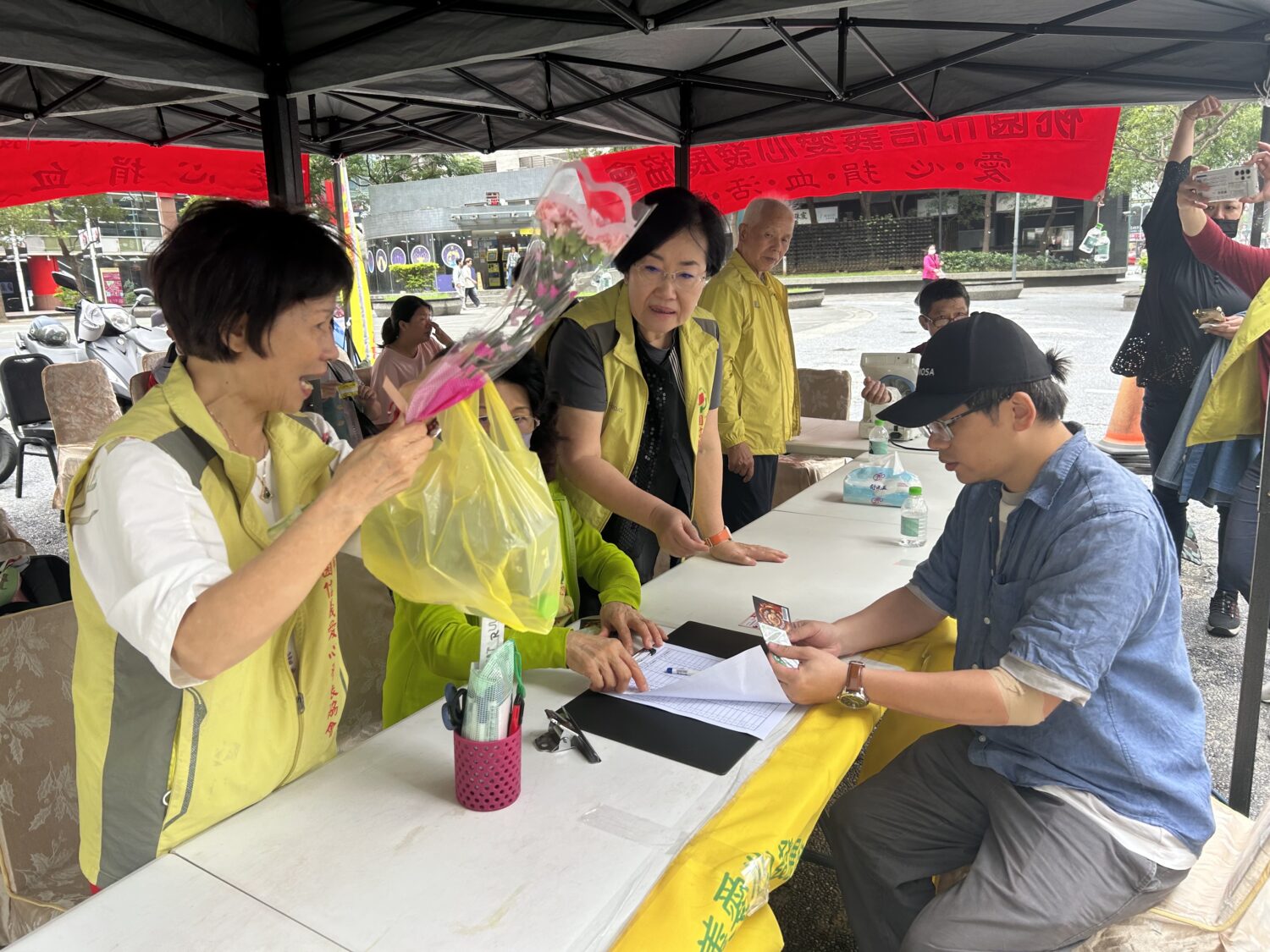 這次捐血活動準備豐富禮品，除了慶祝母親節的康乃馨、商品禮券、保溫品等日常用品，更有知名餐廳折價券。（記者陳世軒攝）