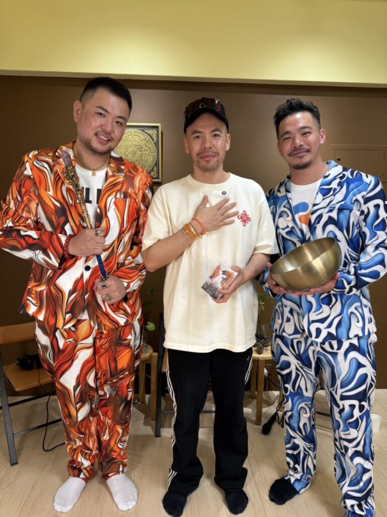 百萬靈性網紅(中)阿卡莎納(Master Sri Akarshana)日前上SOUL MEN(左)達威力(Dawei),(右)寶奘雄(Davis)首集頻道暢談靈性學習旅程,也一起分享顯化的奇蹟。(圖/SOUL MEN靈魂隊友 攝)