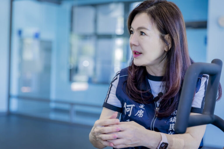 竹南鎮代會主席何秀綿會勘竹南全民運動館,要求未來收費要親民,設施要有專業水準。(圖/記者鄭元毓翻攝)