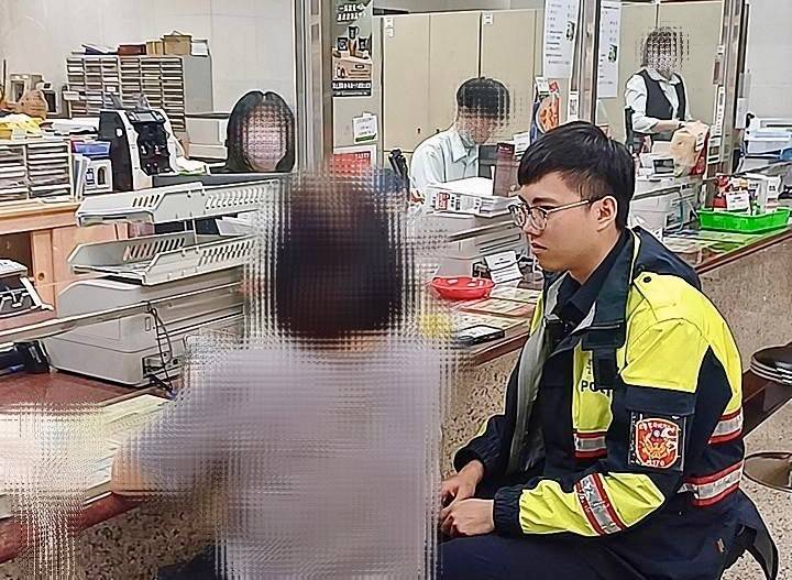 大同分局寧夏路派出所員警獲報后趕到現場積極解釋說明，攔阻詐騙成功。(圖／記者戴昱弘 翻攝）