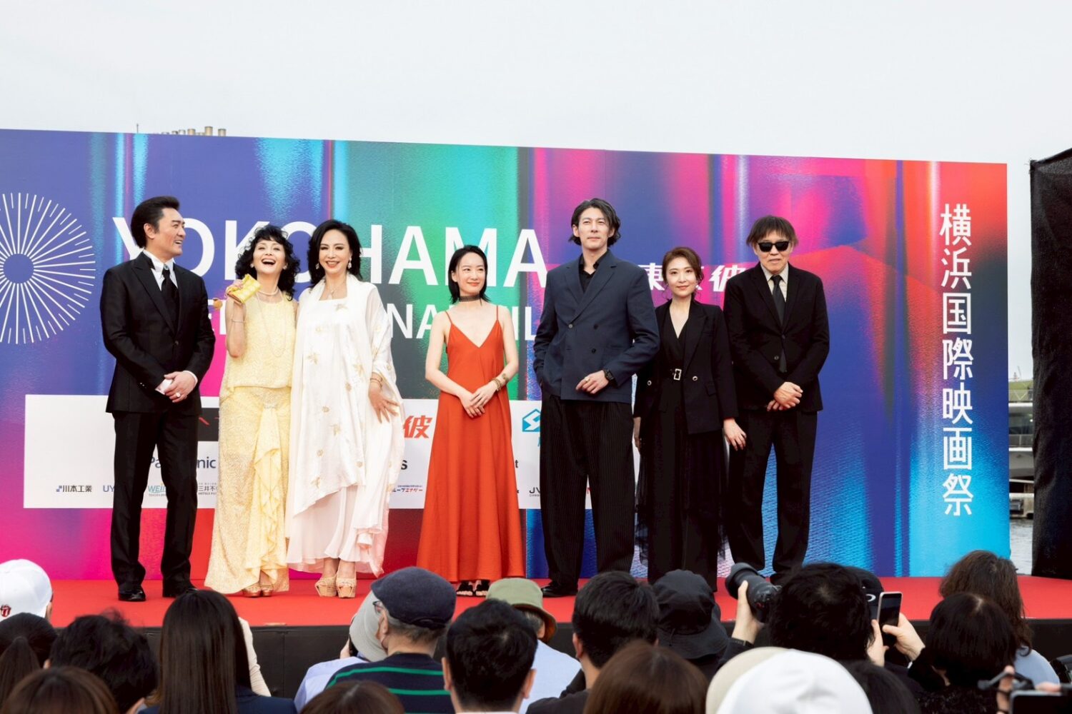 左起-李㼈、南果步、田麗、劉黛瑩、郭鑫、監製劉姵君、導演周騰登上橫濱國際映畫祭紅毯舞台。(圖/陽科國際 提供)