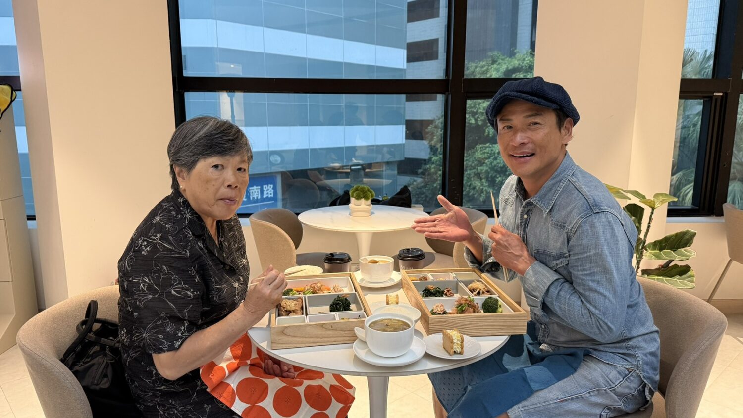江振誠的哥哥藝人江宏恩也於母親節前親自陪同母親前往體驗健檢方案。(圖/醫願診所 提供)