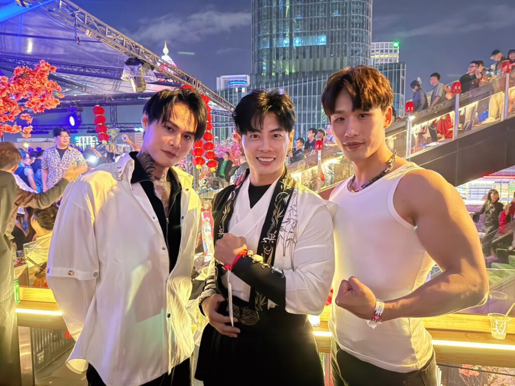 唐子元(中)率領新生代猛男洛斯(左)、小明(右)在東方神秘音樂祭上表演。(圖/曜熙傳媒 提供)