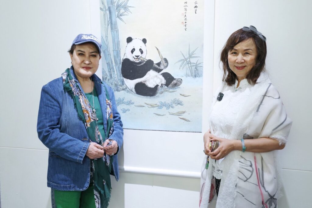 楊麗花(左)現身力挺乾妹黃湘詅畫展。(圖/黃湘詅 提供)
