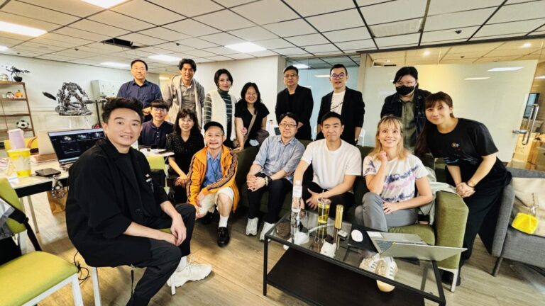 亞威AI學院執行長張楷文（左）與亞威國家隊師資每月師資培訓營會。(圖/亞威AI學院 提供)