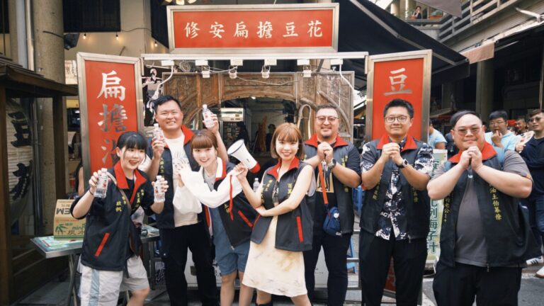 鐵粉特地南下支持阿圓(中)企劃。(圖/三艾創意有限公司 提供)