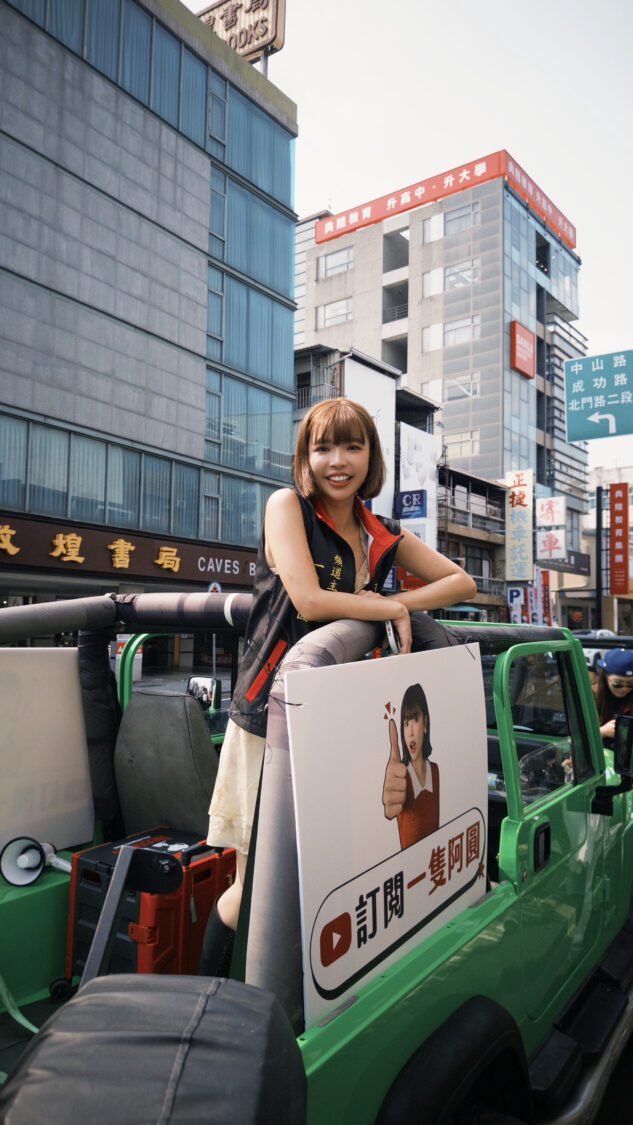 阿圓登上競選車，熱情力推粉絲訂閱頻道。(圖/三艾創意有限公司 提供)