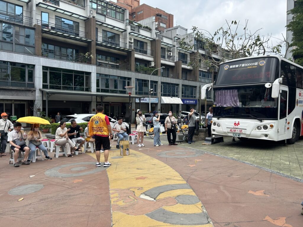 即使艷陽高照，依舊有不少民眾願意排起長隊，挽袖捐熱血。（記者陳世軒攝）