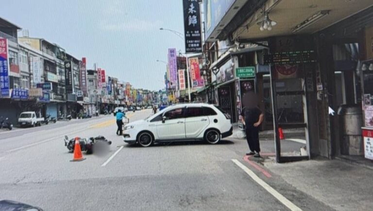 桃園市八德區4月23日上午發生車禍，一名34歲蕭姓男子駕駛小客車由巷口駛出時與騎乘機車的61歲曹姓男子發生碰撞，造成曹男身體擦傷。（記者翻攝）