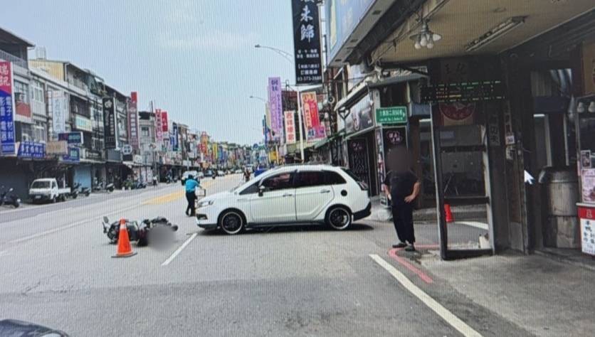桃園市八德區4月23日上午發生車禍，一名34歲蕭姓男子駕駛小客車由巷口駛出時與騎乘機車的61歲曹姓男子發生碰撞，造成曹男身體擦傷。（記者翻攝）