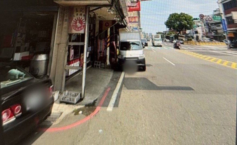 蕭男稱是巷口兩輛違停汽車遮蔽視線，才造成車禍，員警也依規定舉發兩位駕駛，而其中一人為了買烤鴨才臨停，因此烤鴨店老闆霸氣表示「罰單我出」。（記者翻攝）
