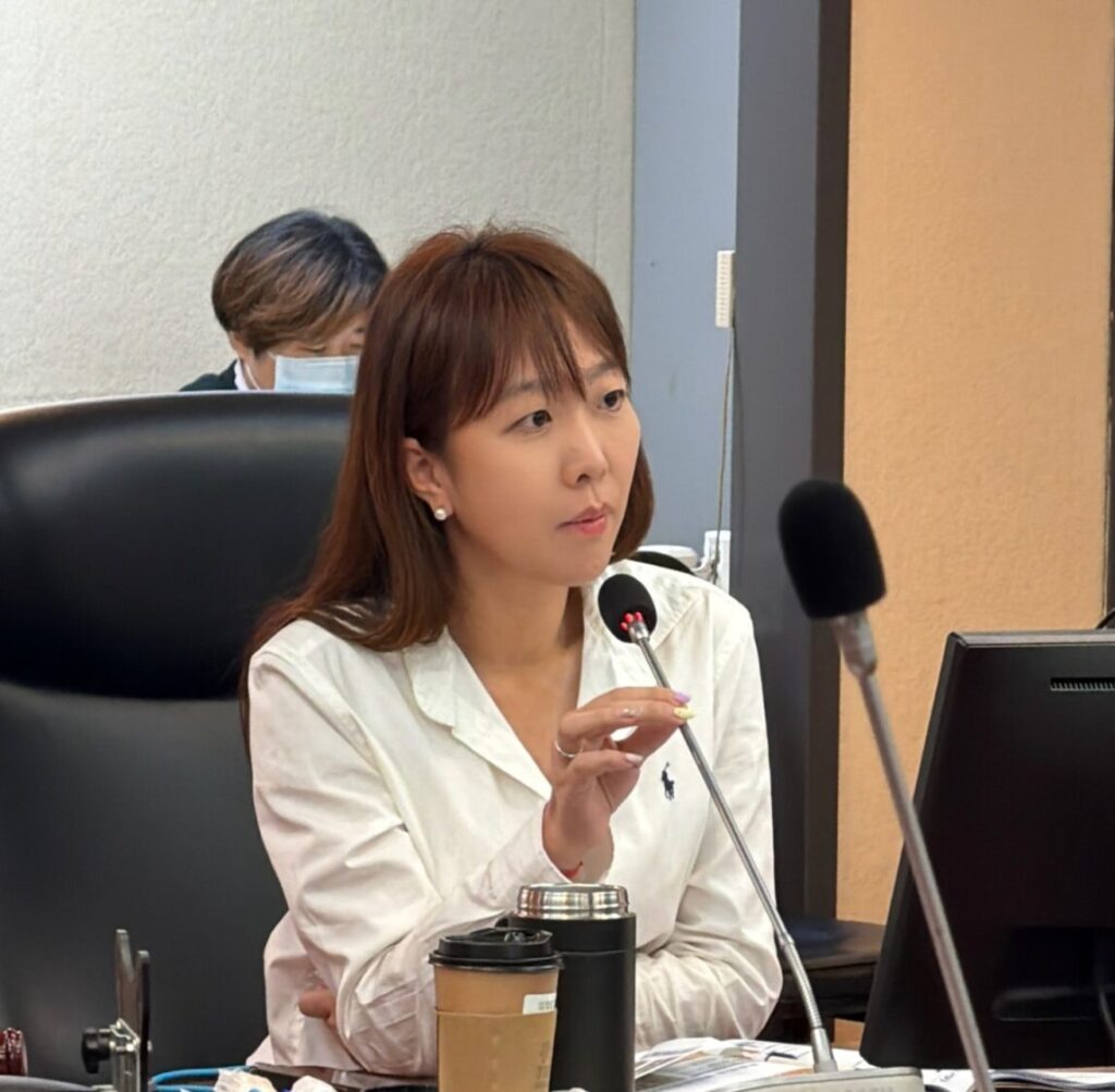 台北市議員張文潔質疑蔣市府陷入土地財政循環。（圖／張文潔粉專）