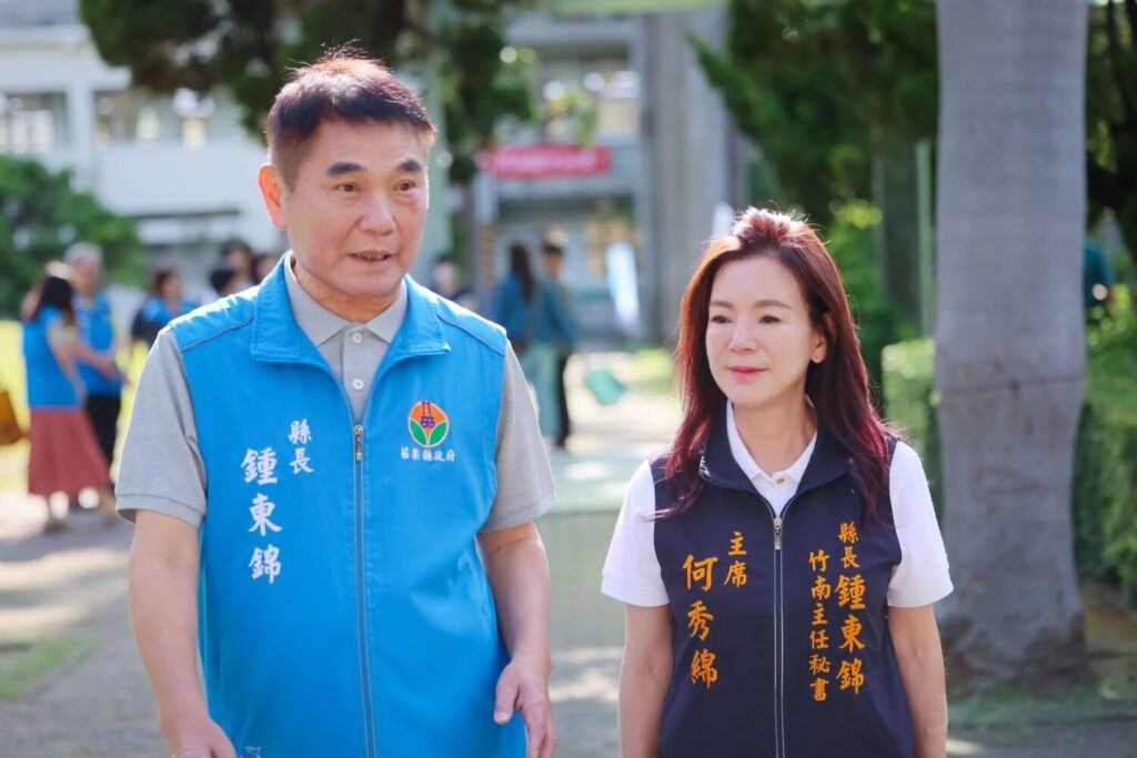 竹南鎮代會主席何秀綿（右）表示竹南鎮的觀光發展策略應效法鍾東錦縣長推動重大建設的的核心理念（左），透過引進民間投資，讓專業人才做專業的事。（圖／何秀綿粉專）