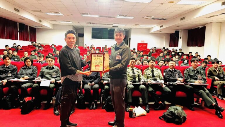 國防政戰學院軍官（右）頒贈感謝狀於亞威AI學院執行長張楷文（左）定期國防政戰官兵AI資訊安全應用系統課程教授。(圖/亞威AI學院 提供)
