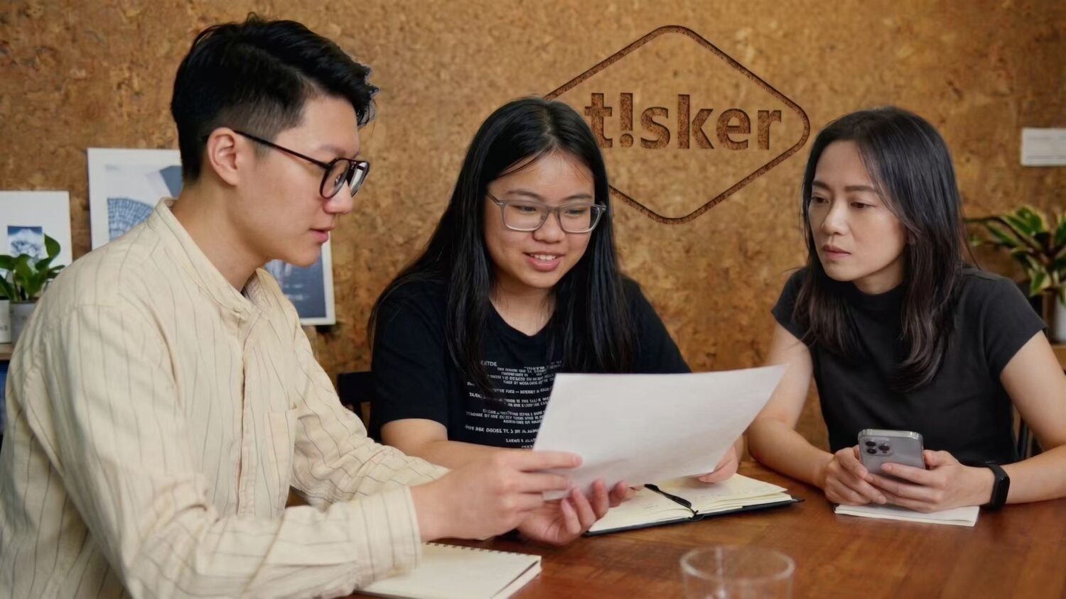 tisker 團隊與教育工作者討論「點點星光」公益計畫推動內容，規劃特殊教育感官課程與全台師資培訓合作方向。（圖／宙思國際有限公司提供）