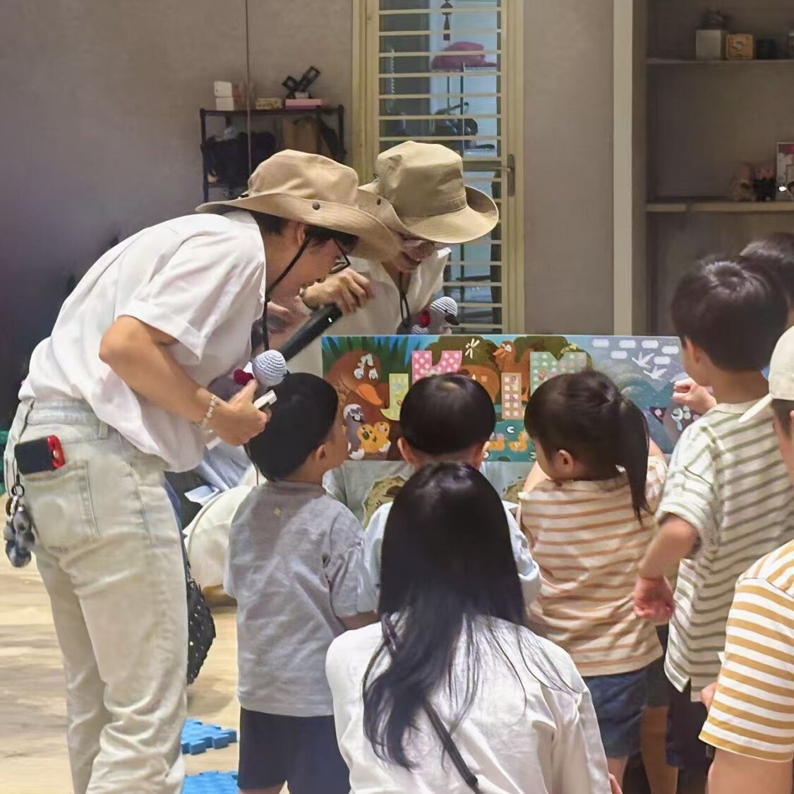 tisker 團隊於活動現場帶領孩童進行貼紙互動教學，透過遊戲與創作，引導孩子建立專注力與感官學習能力。（圖／宙思國際有限公司提供）