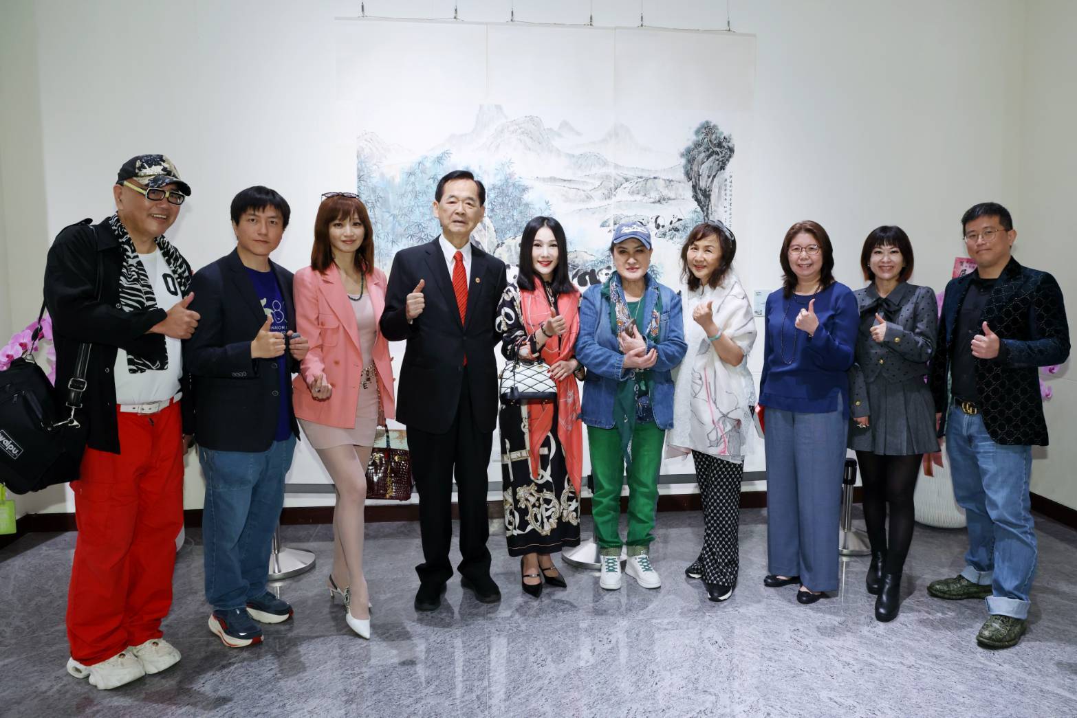 與會貴賓及國寶楊麗花（左六）力挺乾妹黃湘詅，見證劉維泰拜師承藝。(圖/主辦單位 提供)