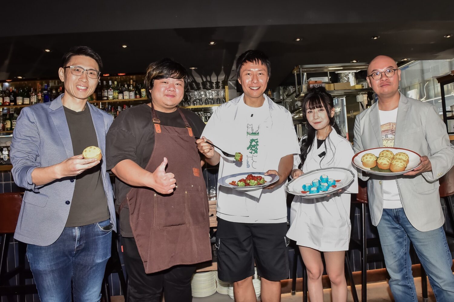左起-「JUNTO同」粵菜餐廳負責人林廷、行政總廚雷啟裕師傅、張啟樂、陸子玄、導演何故聯手推出餐飲劇場《熱鬧茶樓流行榜頒獎典禮》。(圖/「JUNTO同」粵菜餐廳 提供)