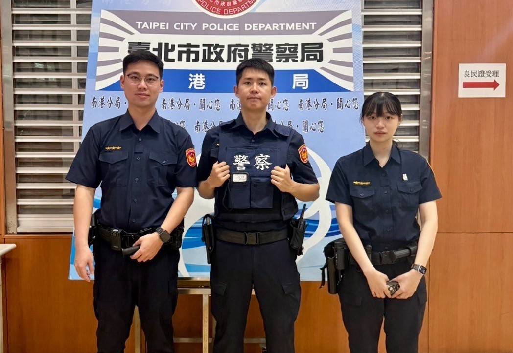 「男子輪椅卡路中」　南港暖警援助平安返家